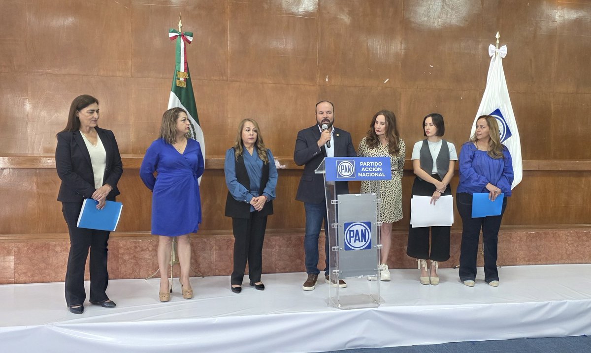 CDEPANDurango's tweet photo. Nuestra Senadora @gina_campuzano y nuestras Diputadas Federales, @PatyJimenezD y @VeroPerezHerr compartieron las propuestas y acciones que han impulsado en la Cámara de Senadores y en la Cámara de Diputados.

Con carácter y compromiso, son la resistencia que defiende a México y la voz que representa a las familias duranguenses.

Además, nuestro presidente @mario14sm dió la bienvenida a las regidoras de Nombre de Dios; Olga Lidia y María del Socorro, que hoy se suman a la familia panista, fortaleciendo el proyecto de unidad y grandeza que distingue a Acción Nacional 🔵💪