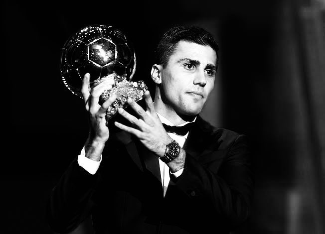 La temporada de Vitinha este año es MIL VECES MEJOR que la temporada de “Rodri” cuando ganó el Balón de Oro. 

Este año Vitinha no está ni en la conversación de ganarlo… 💀

Ah pero cuando Rodri ganó el triplete, curiosamente se lo dieron a alguien más. 😂🇦🇷