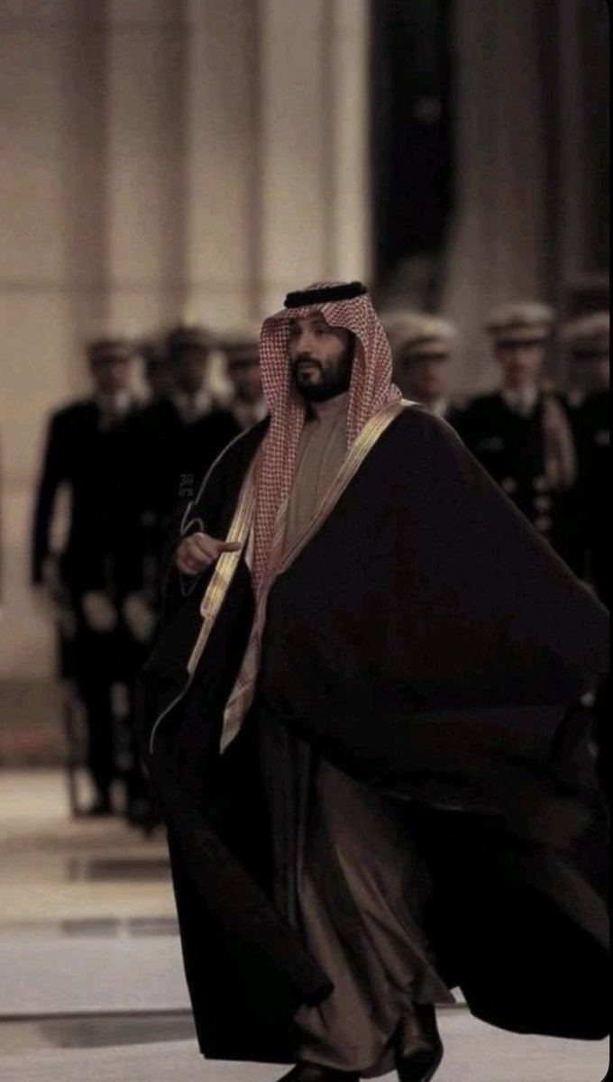 ليا حنّت جديل الليل شمس عصير قبل تغيب
وعدنا في صباح(ن) عيده احلى من نسانيسه 🇸🇦

على كل الوطن تشرق بوجهك يا وريث الطيب
مضارب ملْك ابوك و ملْك جدّانك و تكريسه 

جمع شمل القبايل كلبوهم بعد " ملْك كليب "
عقب  ما  فرّق  الله  شملهم  وأعاد  تأسيسه 

 تقلّب قادة  كبار  الدول  تحت  يدك