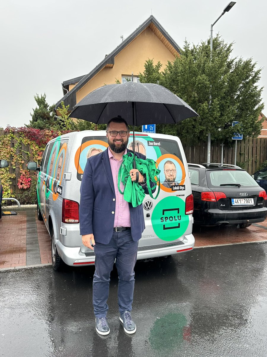 🌧️ Dnes do Krušnohoří dorazil podzim s pěknou vervou – déšť, vítr, nevlídno. Nakonec jsme stihli jen Františkovy Lázně.

Ale i pár krátkých setkání stálo za to. Vykouzlit úsměv na tváři a vyměnit si pár slov – i to má smysl. Protože politika není jen o velkých sálech a projevech,