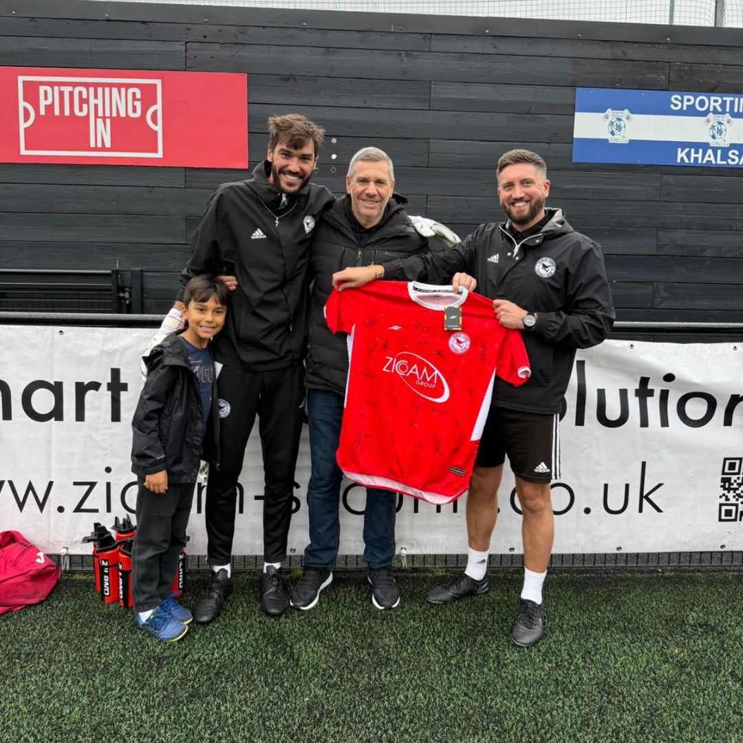 DudleyTownFC's tweet image. Antonio, (our Goalkeeper Coach) Vitor Pereira's father, is over visiting from Brazil for a couple of months. He wore the Dudley shirt with pride on Saturday and proved to be quite the good luck charm. Once a Robin, always a Robin. 

Welcome to the family, Antonio❤️

#DTFC ||…