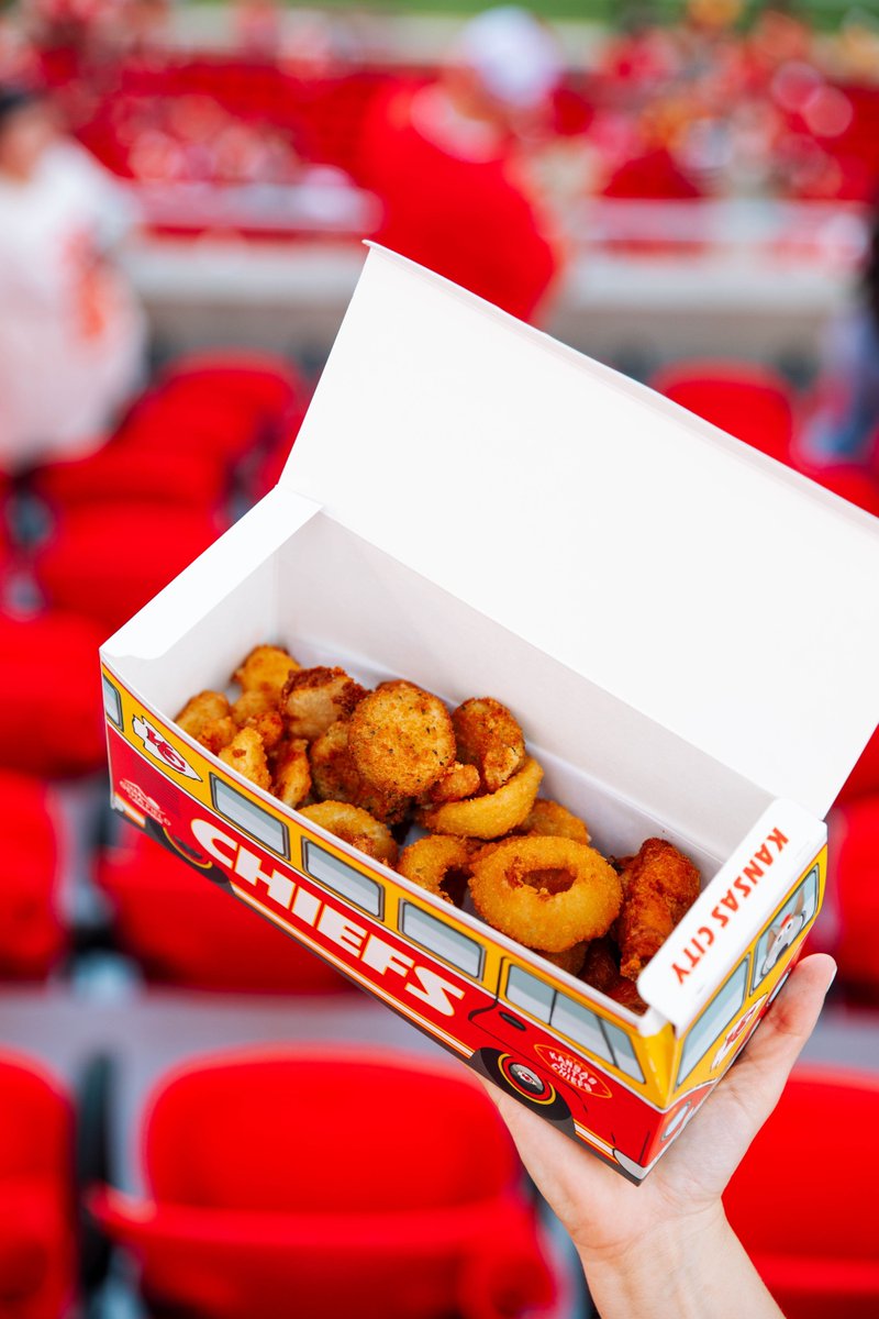 Why pick just one when you can pick them all? 🍗🧅🧀🥒 The End Zone Express piles chicken wings, onion rings, cheese curds + fried pickles into one clutch box. Available in section 326 at Wings and Rings!