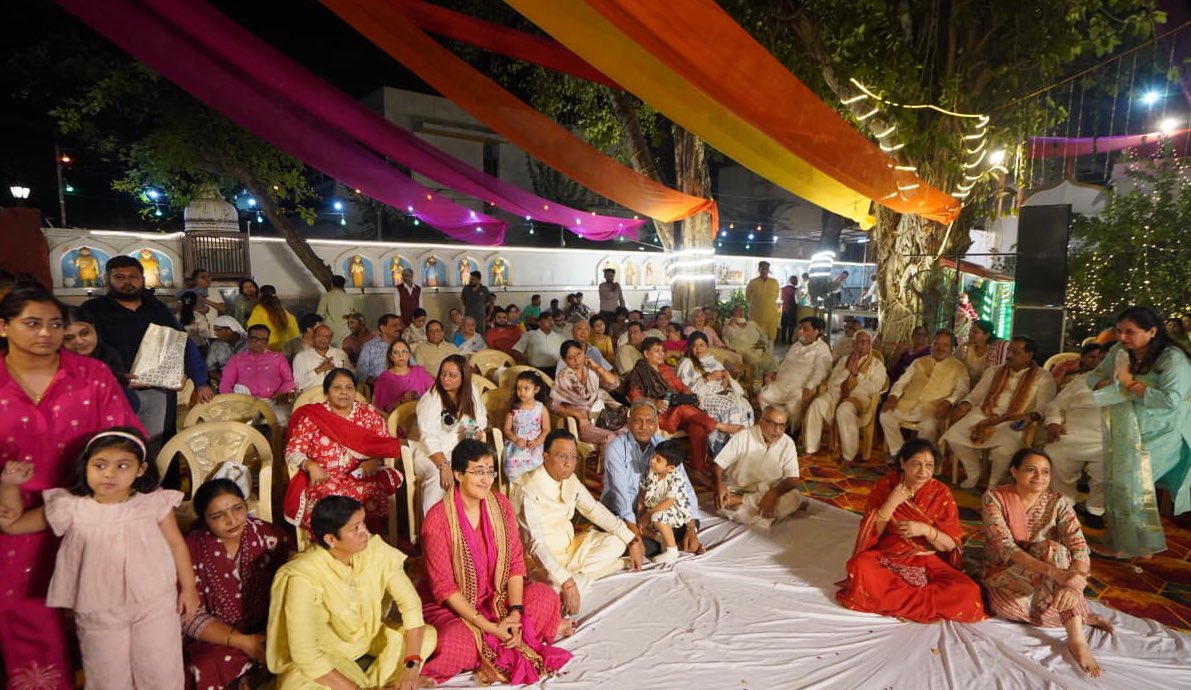 कालकाजी क्षेत्र के सुखदेव विहार स्थित सनातन धर्म मंदिर में आयोजित माता की चौकी में शामिल होने का मौका मिला।

श्रद्धा और भक्ति से भरे इस आयोजन में  माता रानी से प्रार्थना किया कि क्षेत्र में शांति, खुशहाली और विकास बना रहे।