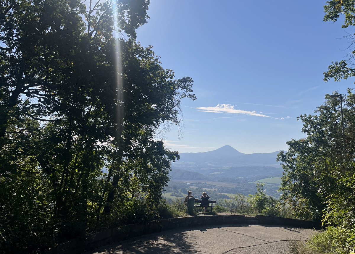 Blick vom Teplitzer Schloßberg zum Milleschauer, Böhmisches Mittelgebirge, gestern.
