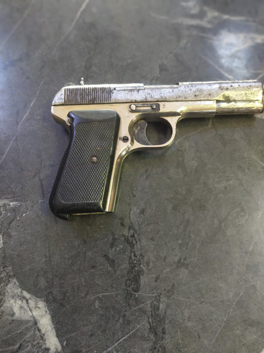 SAPoliceService's tweet image. #sapsEC The high-density operations focusing on enhanced crime prevention and combating plan that were conducted in various hot-spot areas of the Eastern Cape, resulted in the arrest of 1 228 suspects for various crimes, and the recovery of 16 unlicenced firearms between 15 – 21…