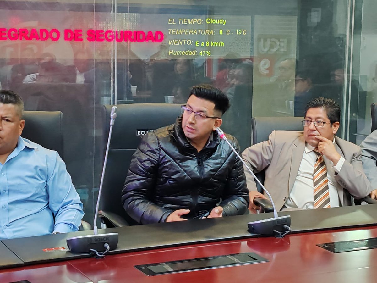 ANT_ECUADOR's tweet photo. #EnTerritorio📍| En Azuay, director ejecutivo @PedroAbrilOK lideró mesa ampliada de trabajo con transportistas de diversas ramas.
Se establecieron líneas transversales que potencian la integración y la productividad del sector.
La comunicación directa y efectiva genera resultados https://t.co/rEOahR3ajk