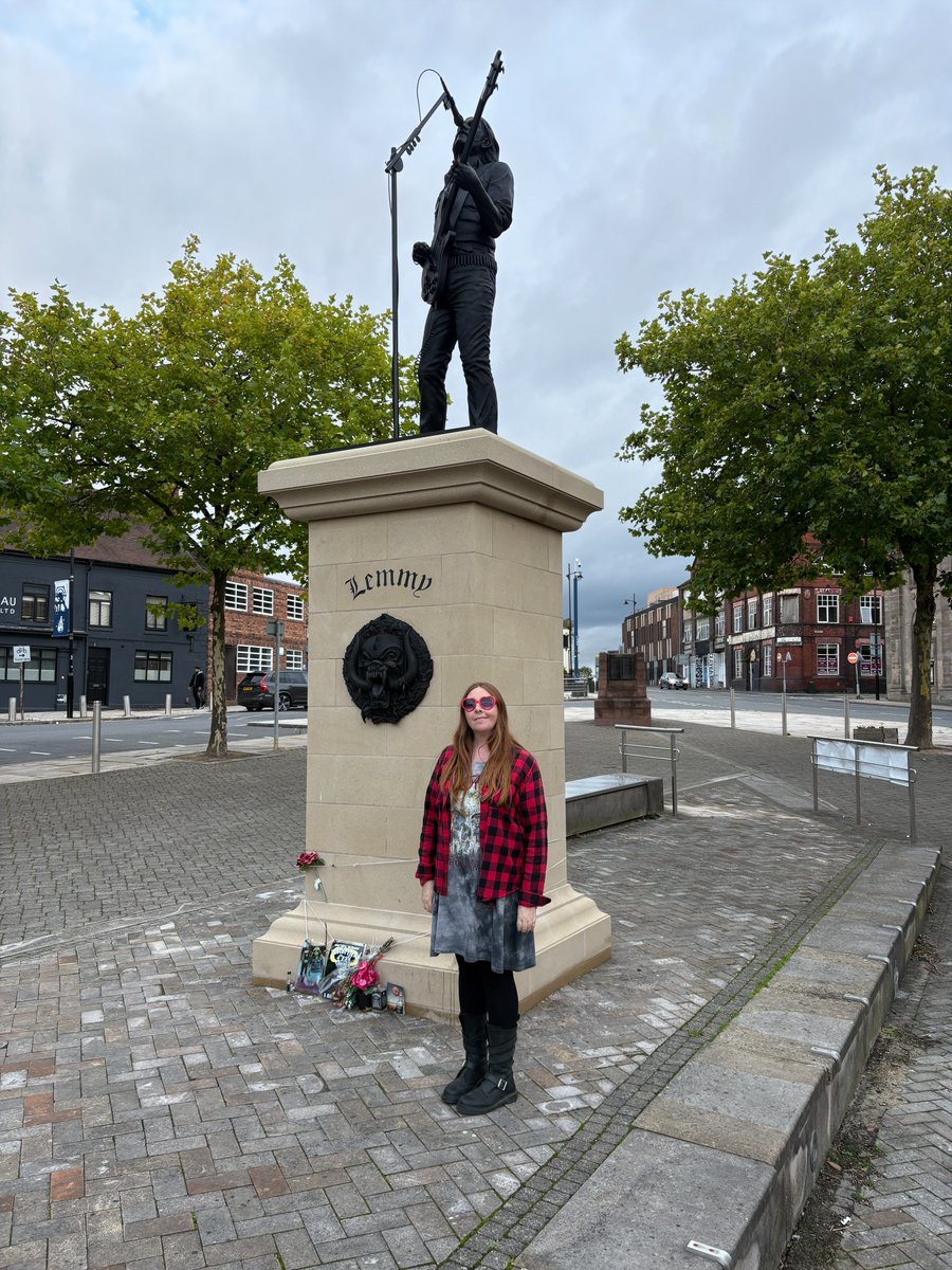 evisceratedpand's tweet photo. I visited the Lemmy statue in Burslem, Stoke on Trent last week ๐๐ค
#MotorheadMonday #Lemmy #Burslem #LemmyForever #Motรถrhead https://t.co/xwTxTP9Roc