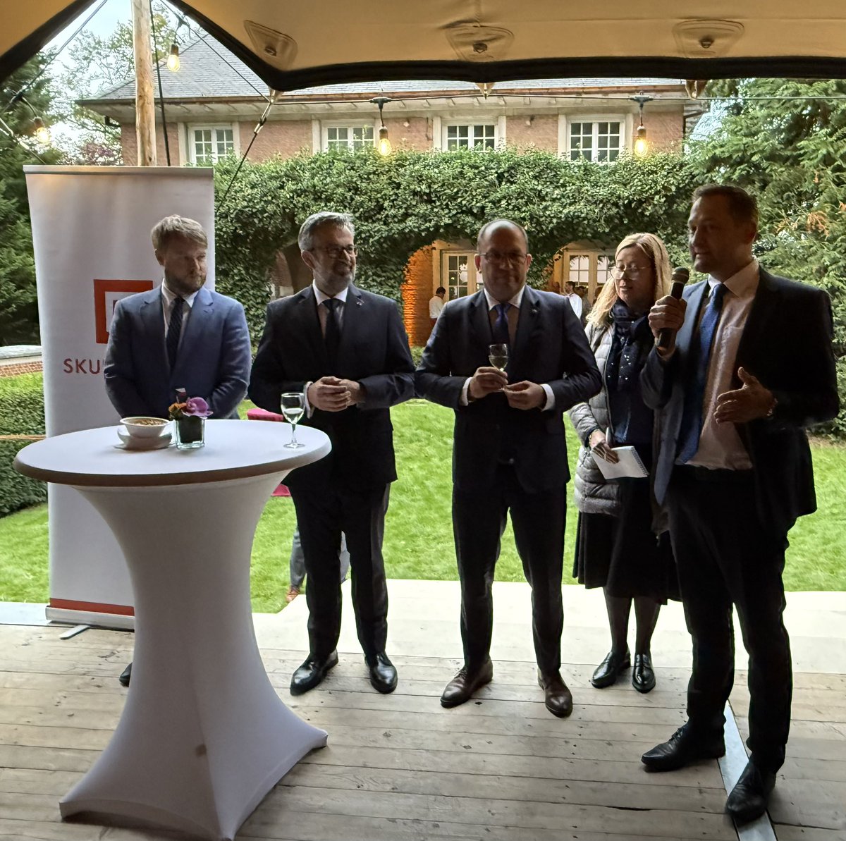 CZtoEU_Brussels's tweet image. Velvyslanec @VladimirBaertl dnes na rezidenci hostil své první Svatováclavské slavnosti: oslavu blížících se 🇨🇿 státních svátků, ale i vinařství 🍷, pivovarnictví 🍻&amp;amp; celkově české gastronomie. 

Výborná spolupráce @MZeCr @MarekVyborny, @Jihomoravsky_kr @repre_smr a @CSPS_reditel…