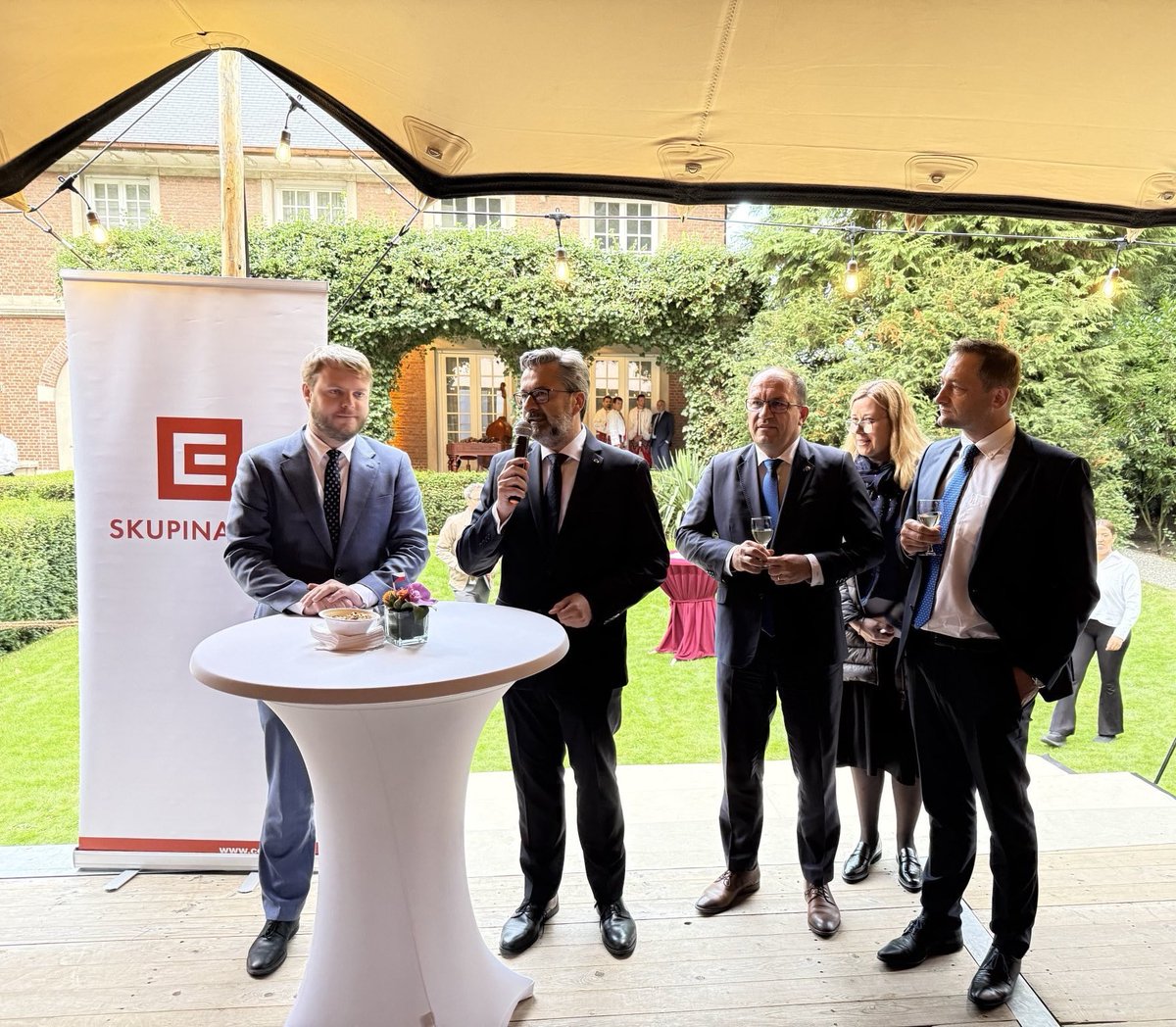 CZtoEU_Brussels's tweet image. Velvyslanec @VladimirBaertl dnes na rezidenci hostil své první Svatováclavské slavnosti: oslavu blížících se 🇨🇿 státních svátků, ale i vinařství 🍷, pivovarnictví 🍻&amp;amp; celkově české gastronomie. 

Výborná spolupráce @MZeCr @MarekVyborny, @Jihomoravsky_kr @repre_smr a @CSPS_reditel…