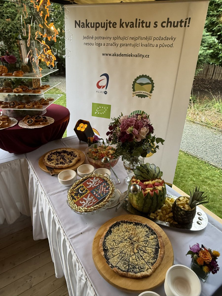 CZtoEU_Brussels's tweet image. Velvyslanec @VladimirBaertl dnes na rezidenci hostil své první Svatováclavské slavnosti: oslavu blížících se 🇨🇿 státních svátků, ale i vinařství 🍷, pivovarnictví 🍻&amp;amp; celkově české gastronomie. 

Výborná spolupráce @MZeCr @MarekVyborny, @Jihomoravsky_kr @repre_smr a @CSPS_reditel…