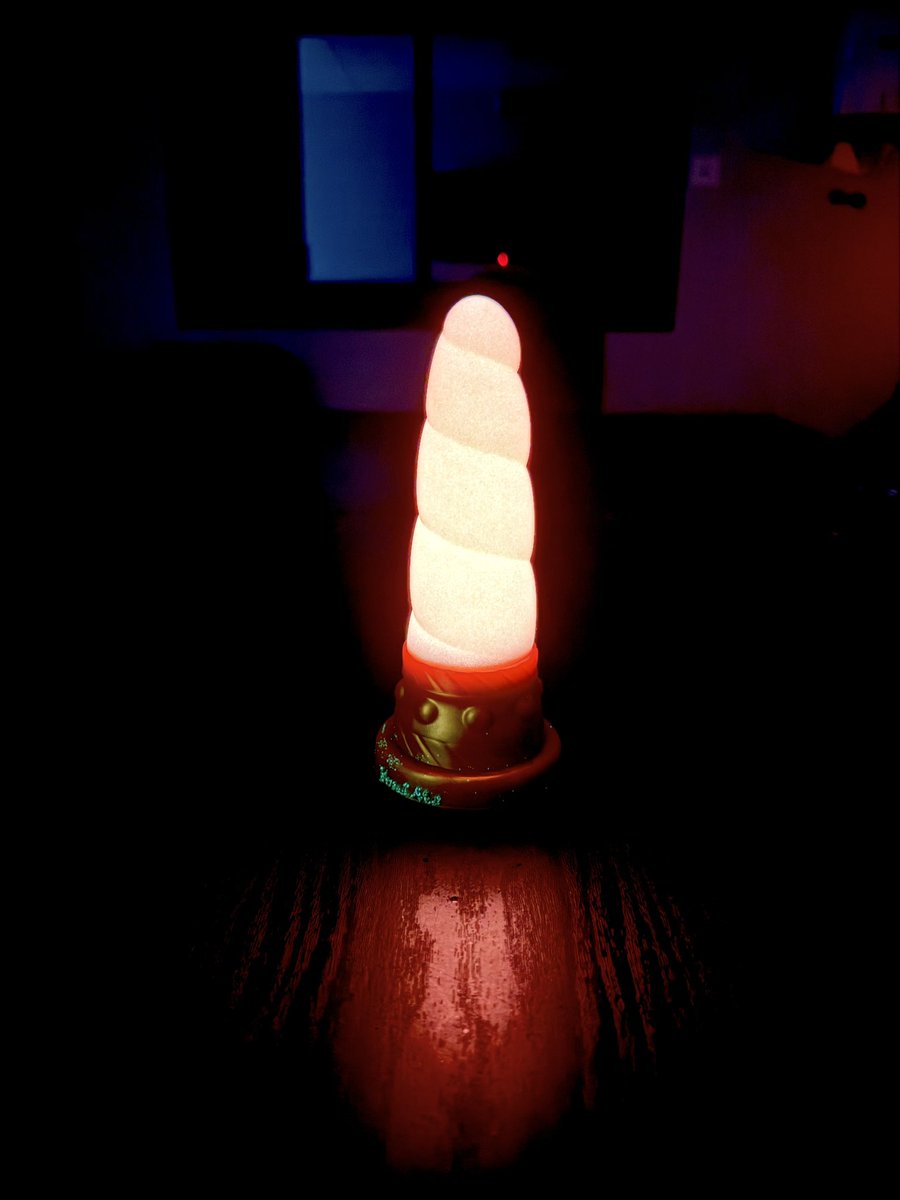 Une bien belle licorne 🦄 phosphorescente pour <a href="/itsMilaMym/">❤️Mila Birdette ❤️</a> accompagnée de son plug marbré rouge et noir 🤩

youandme-frenchtoys.com/categorie-prod…