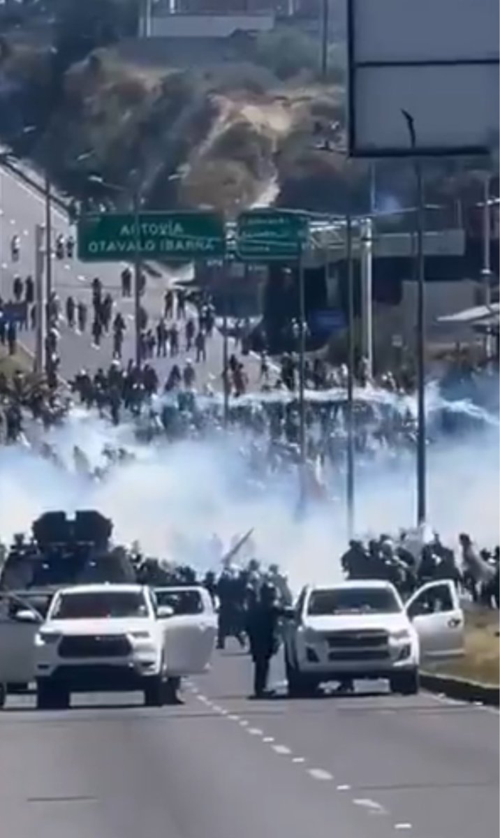 cuna_revolucion's tweet photo. Mientras a los ecuatorianos m4t4n y 3xtorsion4n  a lo largo y ancho del país, la policía y militares no hacen nada al respecto, sin embargo, disparan, apalean y desaparecen a estudiantes y campesinos.
#ParoNacional2025 
#ParoNacionalEcuador 
#NoNoboaNo https://t.co/sx7HXu1hIm