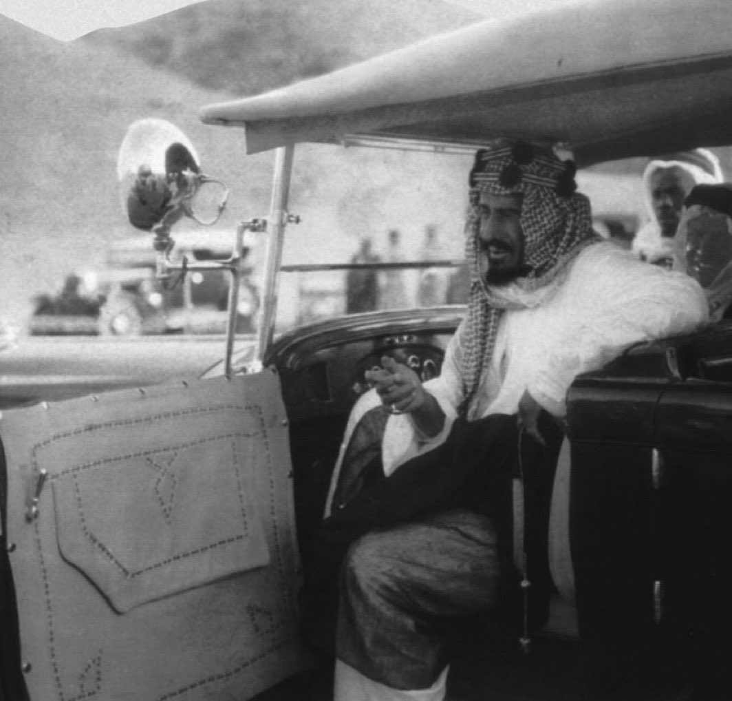 حبنا للــدار يكبــر كـل عام
و شعبها بأرواحهم يفدونها 

السعودية تحت عزّ الكرام
هــامةٍ يبطون ما يرقونها