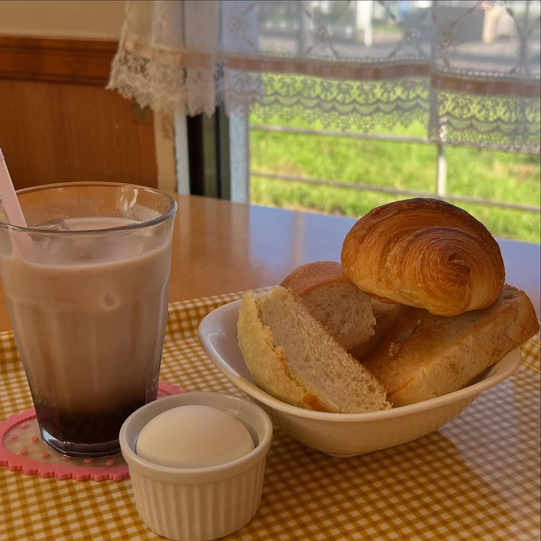 穴場モーニング発見！😆🍞
ドリンク代に＋150円でこのパン大盛りとゆで卵が付いてきたよ😙✌️