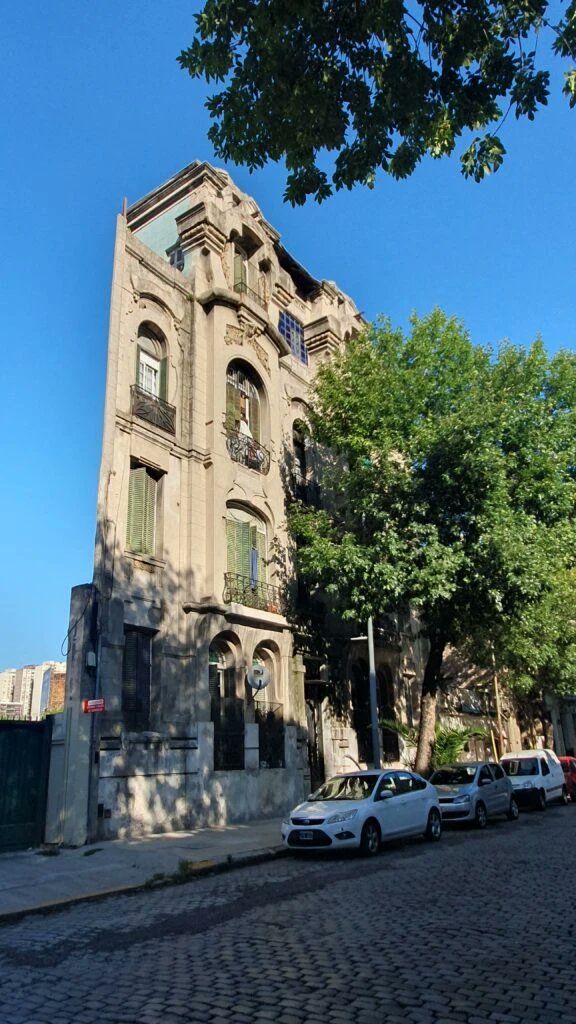 [Barracas] Hay edificio que parece un decorado de cine: desde algunos ángulos, su fachada tiene el aspecto un cartón pintado, sin nada detrás.

Está en Salmún Feijóo 730 y es uno de esos secretos porteños que todavía sorprenden.

Esto es lo que se sabe👇
