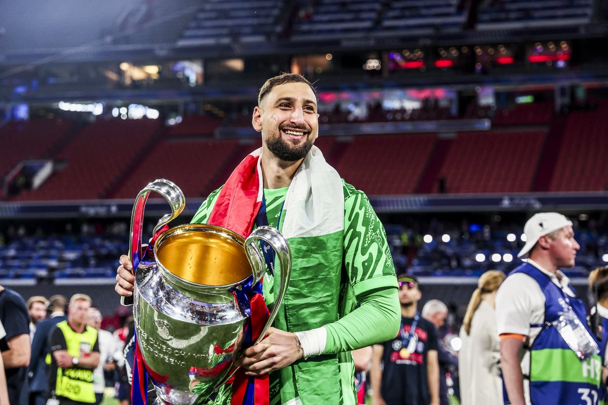 _BeFootball's tweet photo. 🚨🚨💣 𝗢𝗙𝗙𝗜𝗖𝗜𝗘𝗟 ! 𝗟𝗘 𝗣𝗦𝗚 𝗘́𝗚𝗔𝗟𝗘 𝗟𝗘 𝗥𝗘𝗖𝗢𝗥𝗗 𝗗𝗘 𝗝𝗢𝗨𝗘𝗨𝗥𝗦 𝗣𝗟𝗔𝗖𝗘́𝗦 𝗗𝗔𝗡𝗦 𝗟𝗘 𝗧𝗢𝗣 🔟 𝗗𝗨 #BallonDor 𝗔𝗨 𝗫𝗫𝗜𝗲 𝗦𝗜𝗘̀𝗖𝗟𝗘 !!! 😱❤️💙 

5 joueurs comme le Bayern Munich en 2014 !!

🇫🇷 Dembélé
🇵🇹 Vitinha
🇮🇹 Donnarumma
🇲🇦 Hakimi
🇵🇹 Mendes