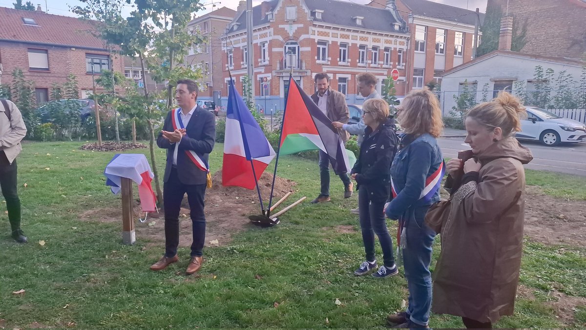 🇵🇸 État de Palestine 🇵🇸
Nous venons de planter un ginkgo Biloba, symbole de longévité, de résilience et de paix pour célébrer la reconnaissance de l'État palestinien par le président <a href="/EmmanuelMacron/">Emmanuel Macron</a>.
Il restera toujours là, un ministre ne pourra pas me le faire retirer.