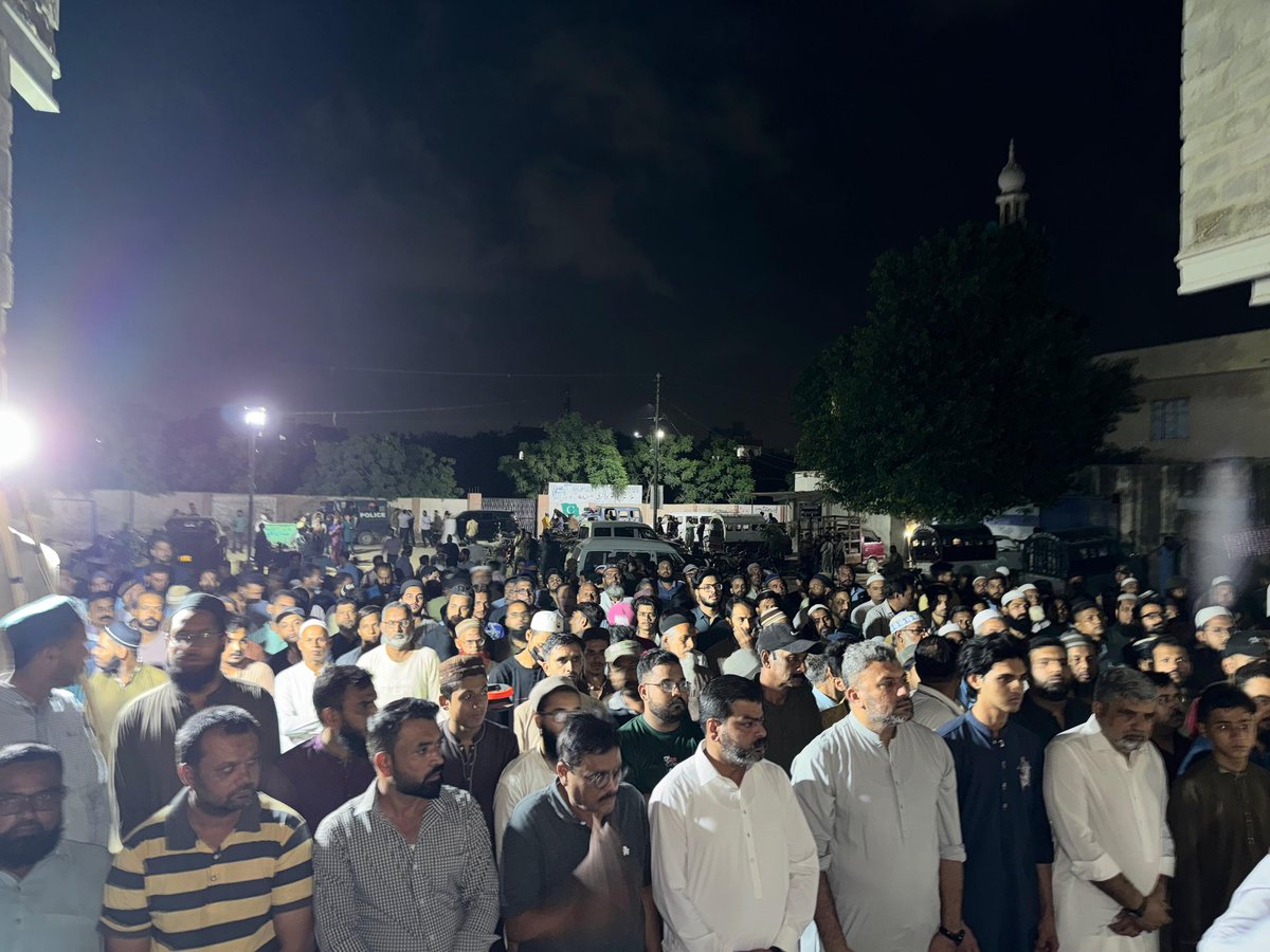 ایم کیو ایم پاکستان کے سینئر رہنماء انیس قائمخانی کا شاکر علی، نادر قریشی، نجم مرزا، شارق جمال و دیگر ذمہ داران کے ہمراہ ایم کیو ایم پاکستان کے سوشل میڈیا کے ساتھی فہیم احمد بھائی کے جنازے میں شرکت، اہل خانہ سے تعزیت اور مرحوم کے ایصالِ ثواب کے لیے دعا۔

#AnisKaimkhani