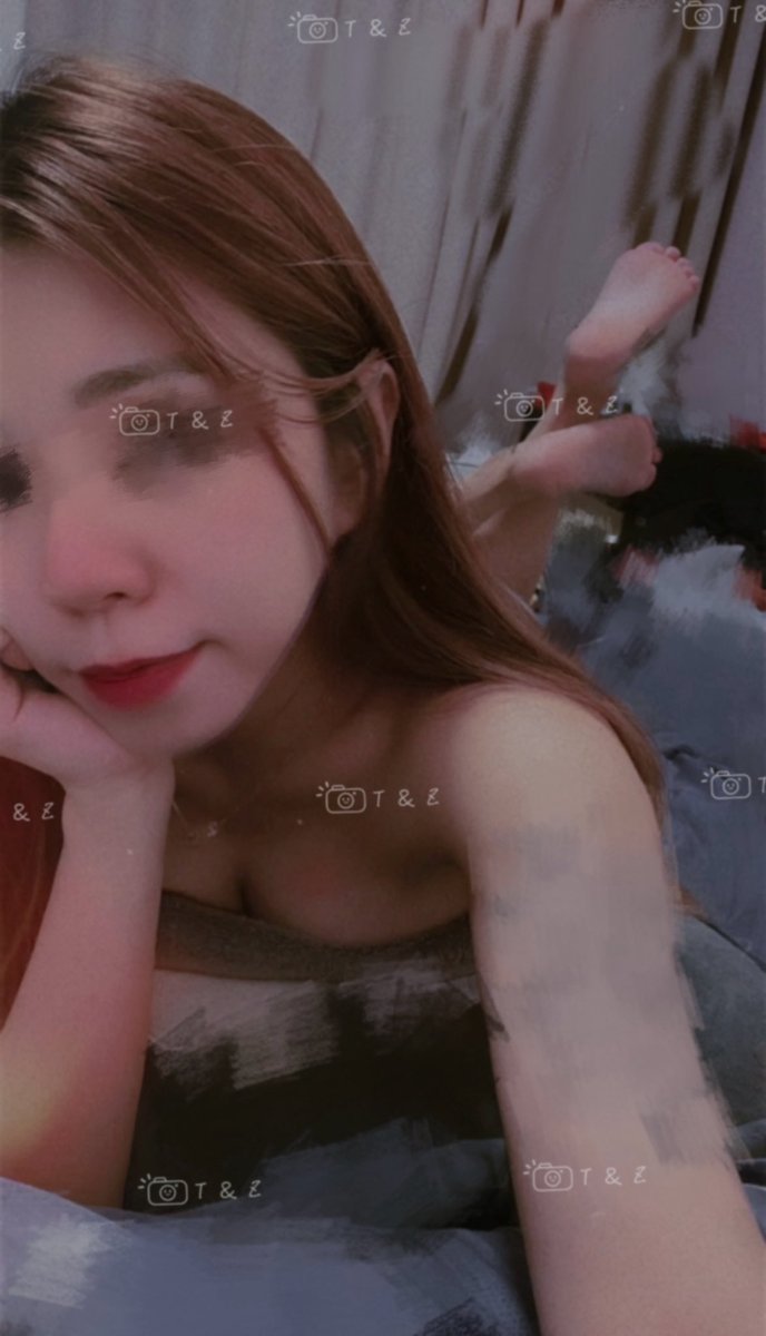 洗好澡出來，枕邊人呢(´･_･`)？

他還在跟電腦培養感情
我不好意思打擾他（˘•ω•˘ ）

那我…….只好去打擾周公了🤐