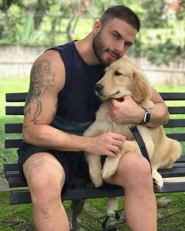 DiverCityMx's tweet image. Él y yo, rozando piel con pelo, cómplices en el sofá. Ese aire de misterio en su mirada... ¿quién enamora a quién hoy? 🐱🔥💫  
#MiradaQueEnamora #CatVibes 

#ChicosConMascotas 🐾🐶🐱

✨ #Follow 👉 instagram.com/divercity.mx/