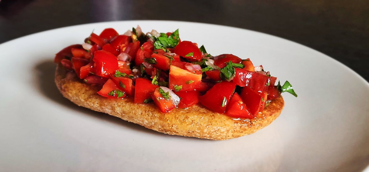 Focaccina integrale al lievito madre + pomodoro, cipolla, prezzemolo e olio evo = amore al primo morso 
Chi ne vuole una fetta? 
link: temporealechannel.com/2022/08/focacc…

#QuelliDelLievitoMadre #FocacciaTime #PaneAmoreEFantasia