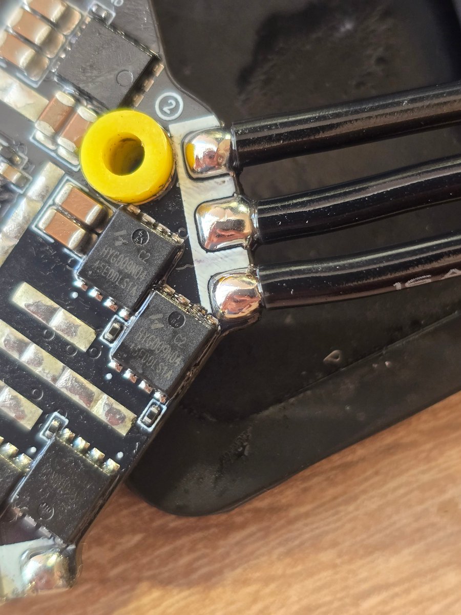 Today, we welcomed a 19-year-old Ukrainian volunteer to the team. She'd never soldered before, and this was her very first joint...

What do you guys think of her work?