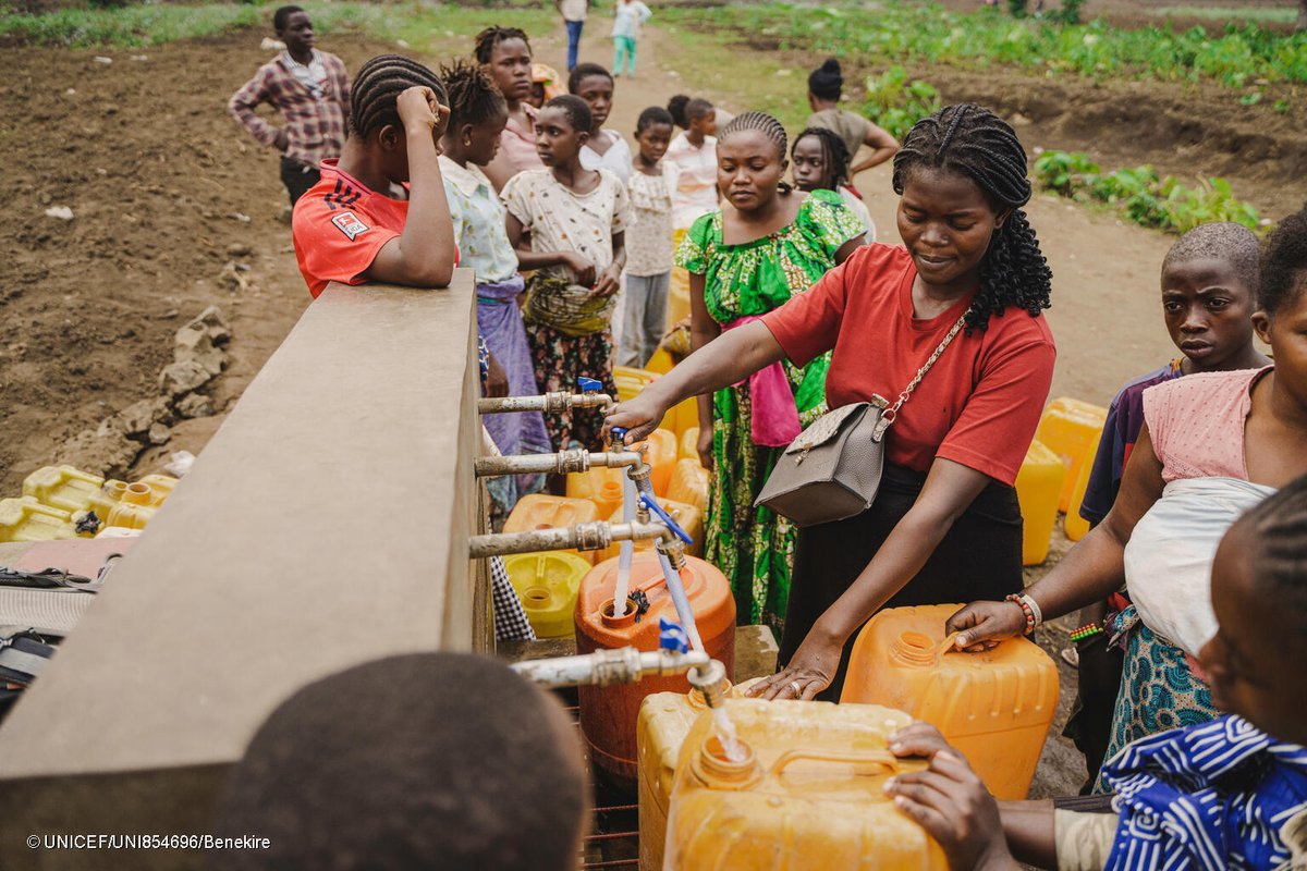UNICEFDRC's tweet photo. 💧 « Nous vendons un bidon d’eau à 100 francs. Cet argent sert à entretenir le réseau »
Emilienne Bora gère un point d’eau à #Bingi où l'eau coule depuis que l'UNICEF et le Gouvernement ont étendu le réseau d'eau de la ville de Goma avec l’appui de @eu_echo et @francediplo. https://t.co/DSEdjFdPrs