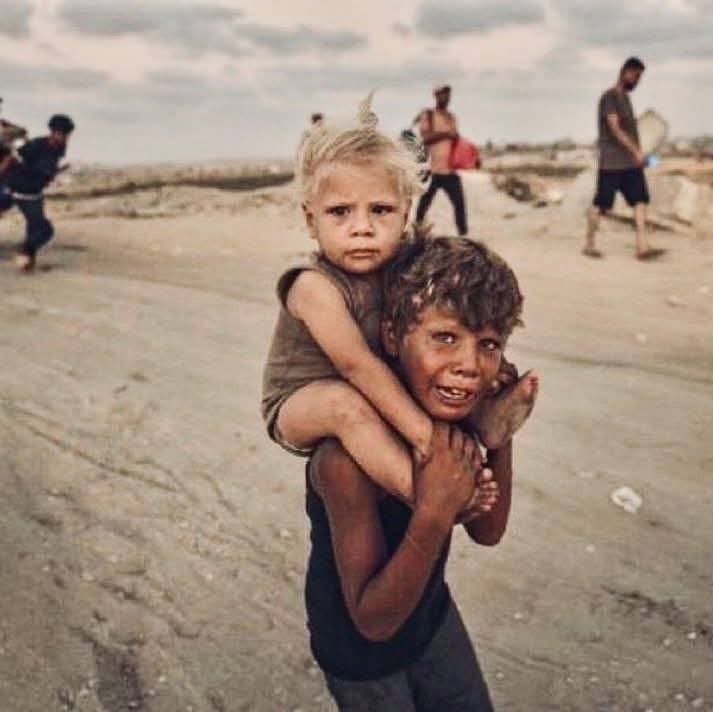 Rossella660's tweet image. Noi siamo la memoria che abbiamo e la responsabilità che ci assumiamo
Senza memoria non esistiamo e senza responsabilità non meritiamo di esistere

80 anni separano queste due foto
80 anni in cui l’umanità, nonostante le promesse del “mai più”, non ha imparato nulla 

A domani ✨