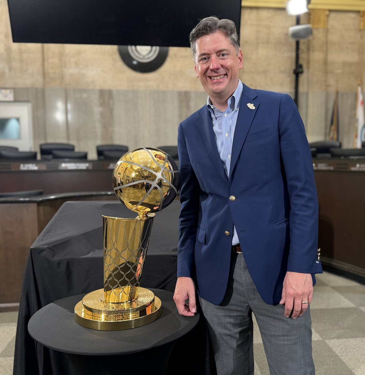Oklahoma City population: 712,919 + 1 Larry O’Brien

Our newest resident Larry has been traveling this summer, but today he’s back in town for good, and made a special visit to City Hall…

#ThunderUp