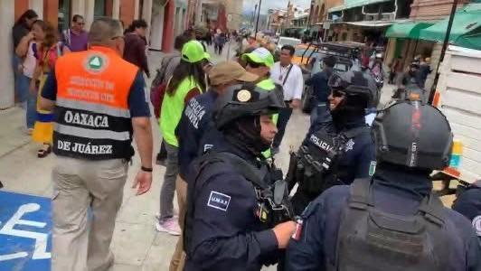 💥 ⚡️Explosión de pirotecnia en la calle Aldama, esquina con Miguel Cabrera, en el Centro de la Ciudad de #Oaxaca, deja saldo de dos personas lesionadas. 

📸 Redes