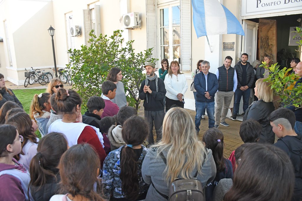 Se imauguró "Therografías: Escrituras híbridas" en el Museo Pompeo Boggio
<a href="/BritosGuillermo/">Guillermo Britos</a> <a href="/SabellaMarcela/">Marcela Sabella</a> <a href="/culturachivilco/">Cultura Chivilcoy</a> facebook.com/share/p/1A14D8…