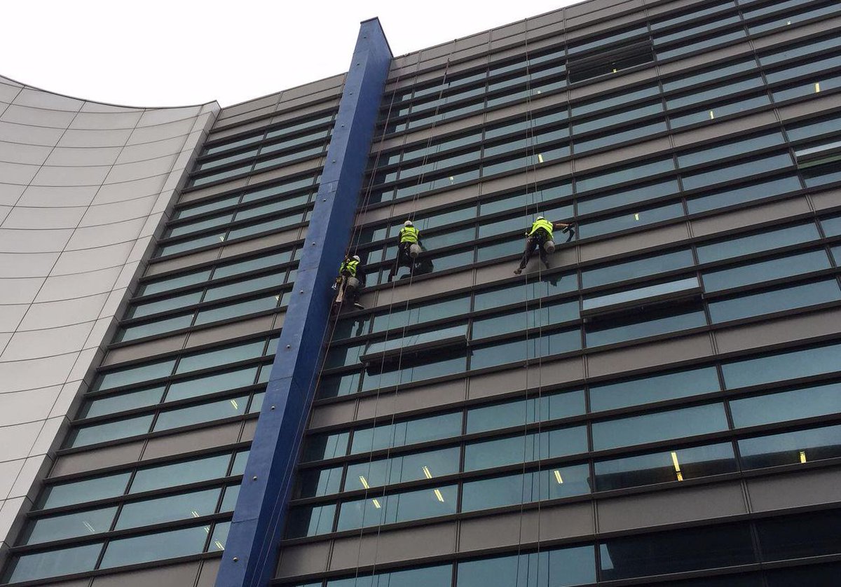 AstoundCG's tweet photo. Commercial window cleaning = safety, access &amp; appearance. Astound explains methods (pure water, hand, rope access) + benefits from perception to energy savings. Read more: https://t.co/VYpvS5Xa4K https://t.co/tsiTUcxM8B
