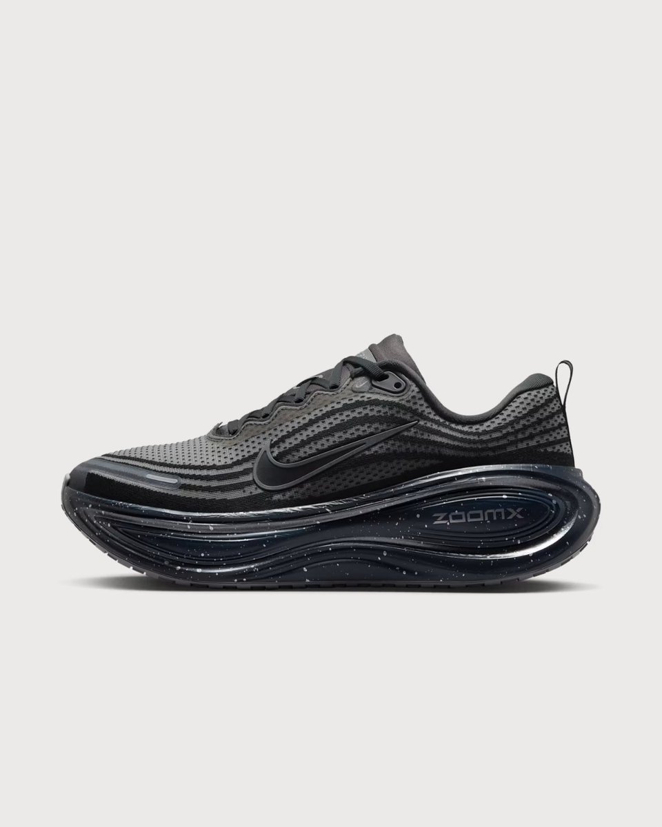 nikestore's tweet image. Experience superior energy return and impact protection—mile after mile after mile.

The Vomero Plus

Available at 10am ET 🇺🇸

&apos;Vast Grey and Metallic Silver&apos;: go.nike.com/ayjYN9DTQ75

&apos;Anthracite and Metallic Silver&apos;: go.nike.com/6B_YhagQ4Hy