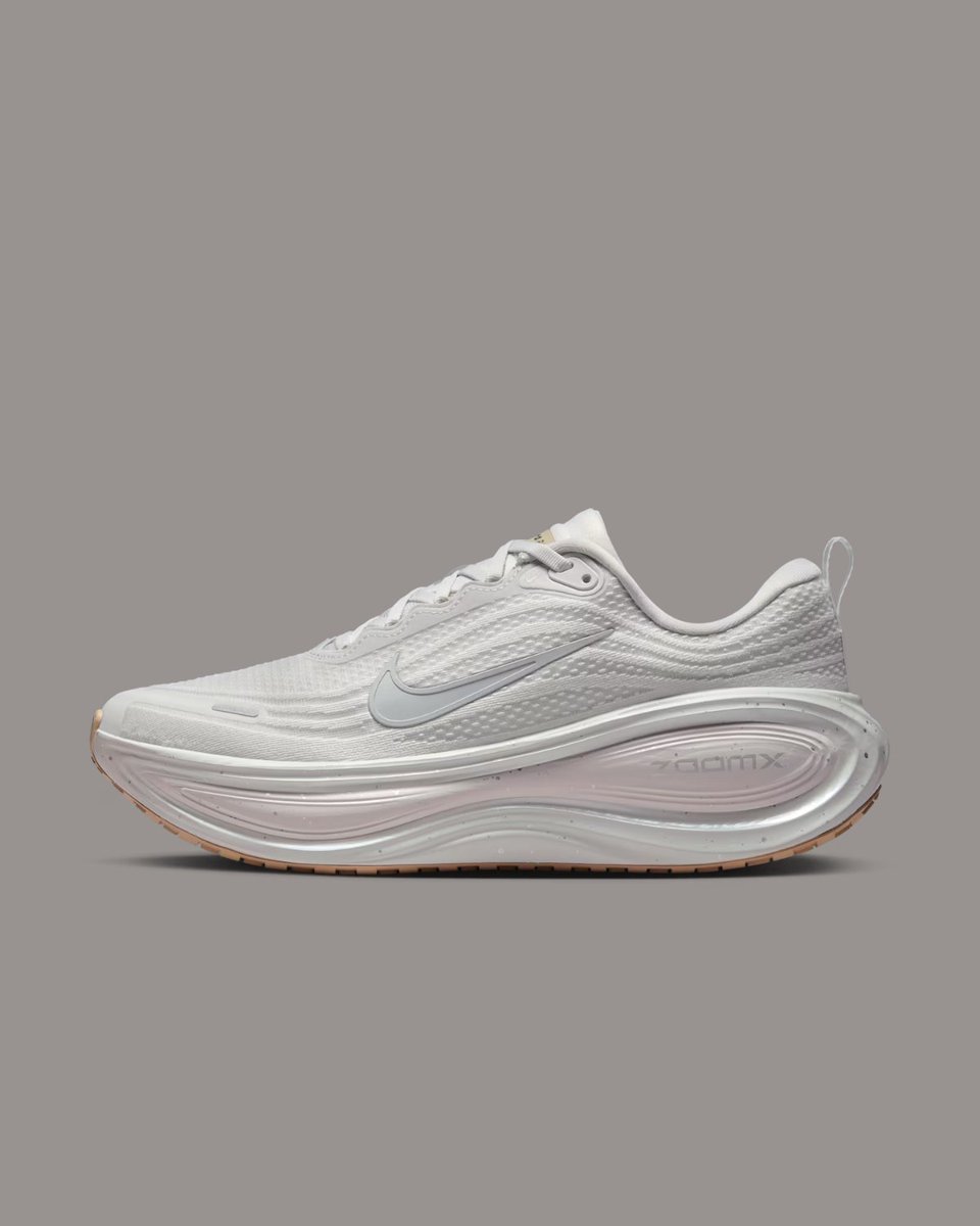 nikestore's tweet image. Experience superior energy return and impact protection—mile after mile after mile.

The Vomero Plus

Available at 10am ET 🇺🇸

&apos;Vast Grey and Metallic Silver&apos;: go.nike.com/ayjYN9DTQ75

&apos;Anthracite and Metallic Silver&apos;: go.nike.com/6B_YhagQ4Hy