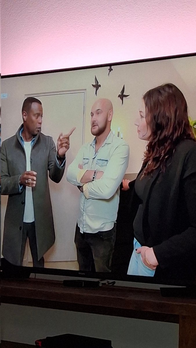 SCHAN-DA-LIG! <a href="/RTL4/">RTL</a> met 'Help mijn man is klusser!' Papa en mama hebben hun kamer en badkamer in orde, maar de kamers van de kinderen zijn "niet ingericht". ONGELOOFLIJK! KINDEREN GAAN ALTIJD VOOR! GÉÉN goed werk, John!