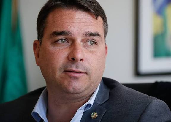 🚨URGENTE: O Senador Flávio Bolsonaro enviou R$ 200 mil em emendas para a compra de uniformes e chuteiras para crianças pobres, mas elas NUNCA receberam os referidos materiais. Além disso, os uniformes foram superfaturados em 80 mil. POR ISSO, CORRUPTOS QUEREM A BLINDAGEM!