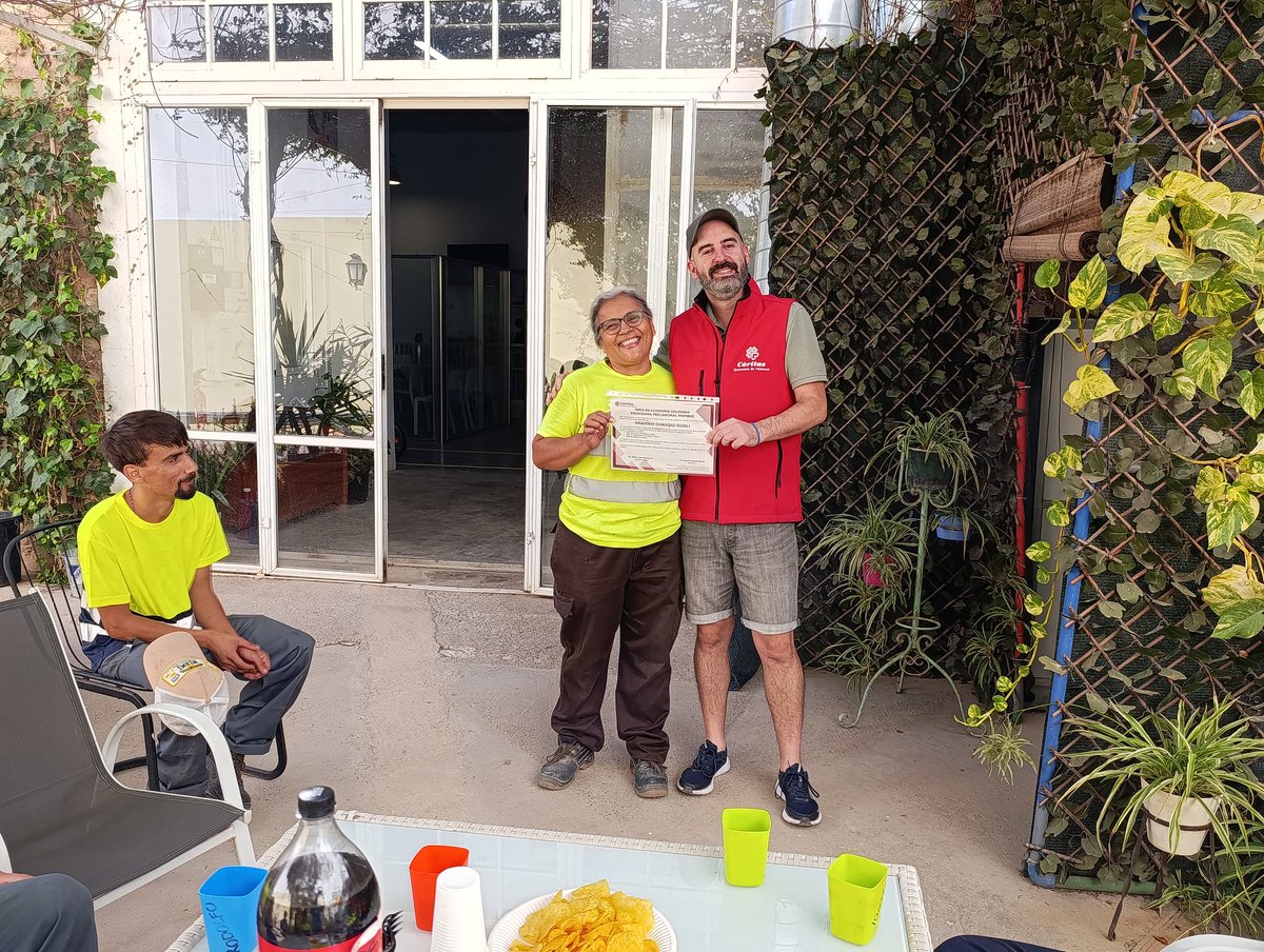 perekem's tweet photo. Se le entrega el certificado a la participante Anaiden al finalizar satisfactoriamente los talleres prelaborales de Mambré mucha suerte y que te vaya bien.
#SomosAmor #AquiLateUnCorazon #60AosCerca
@CarolMxcSpn
@Prelab_Mambre
@Olivia_Prez_ @ValenciaCaritas https://t.co/mx3J6fZmbd