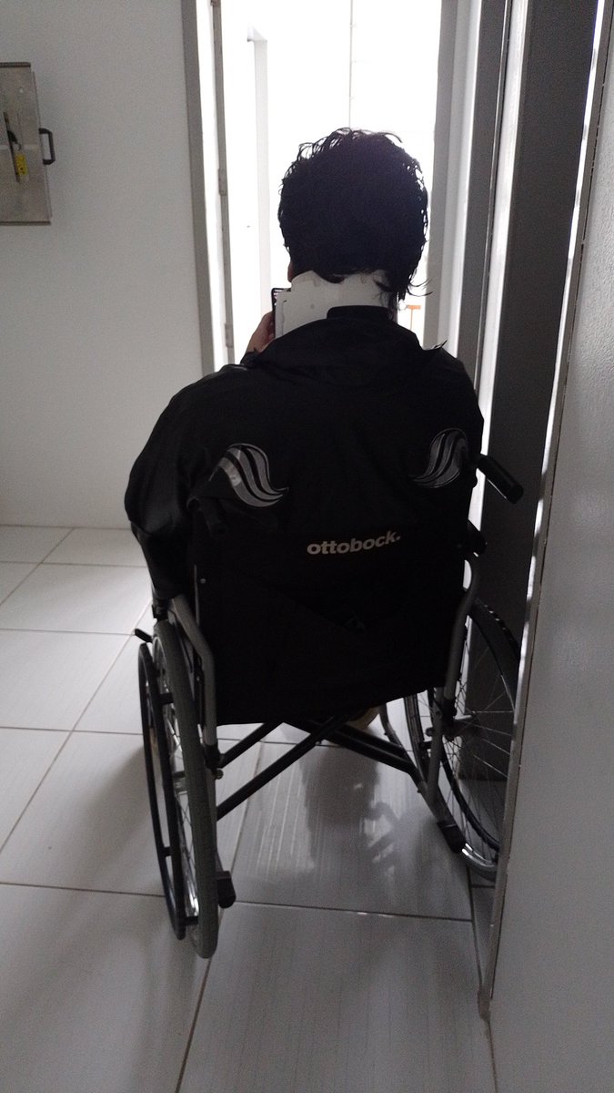 ele tweetando isso estando assim