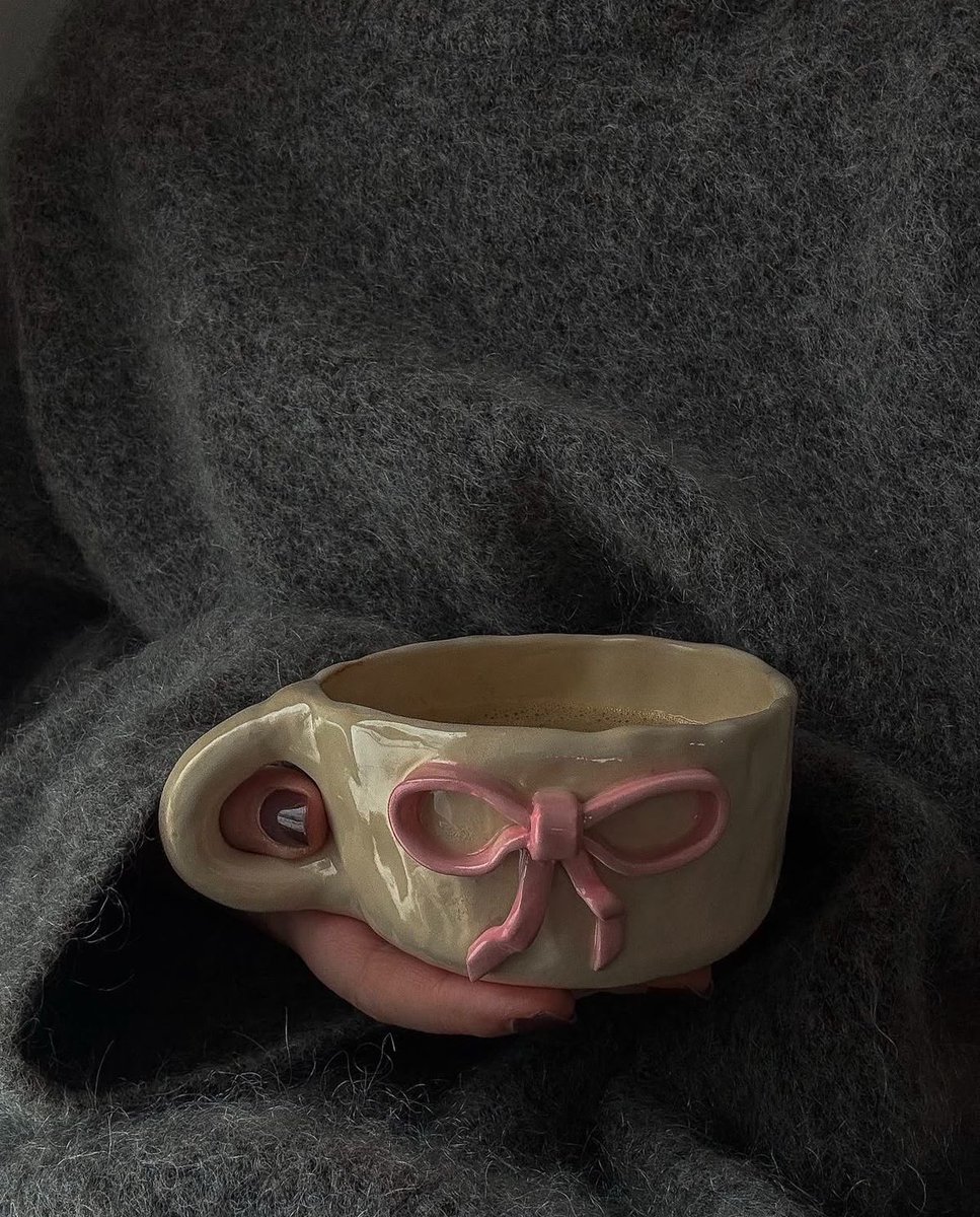 حين قررنا الإعتزال..و إبقائنا فقط على الأشياء التى تستحق البقاء بحياتنا..
بل نحن أشخاص مستعدون لنكون وطناً و ملجأ..
لمن يعطينا فقط قدر قيمتنا لا أكثر و لا أقل..
لمن نجد به الأمان الذي يحوي داخله الحب و الإهتمام..
صحيح القلب يتغاضى..
لكنه أبدا..لم يكن أعمى.

#امل