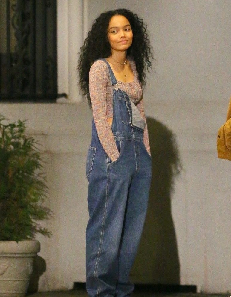 LenorsDoves's tweet image. Radical does not mean violent. All of the sotr set designs we’ve seen show a late 60s early 70s anti-violence era where young people engaged in counterculture and anti-war protests

Lenore Dove’s views align more with anti-violence than any other sotr character.