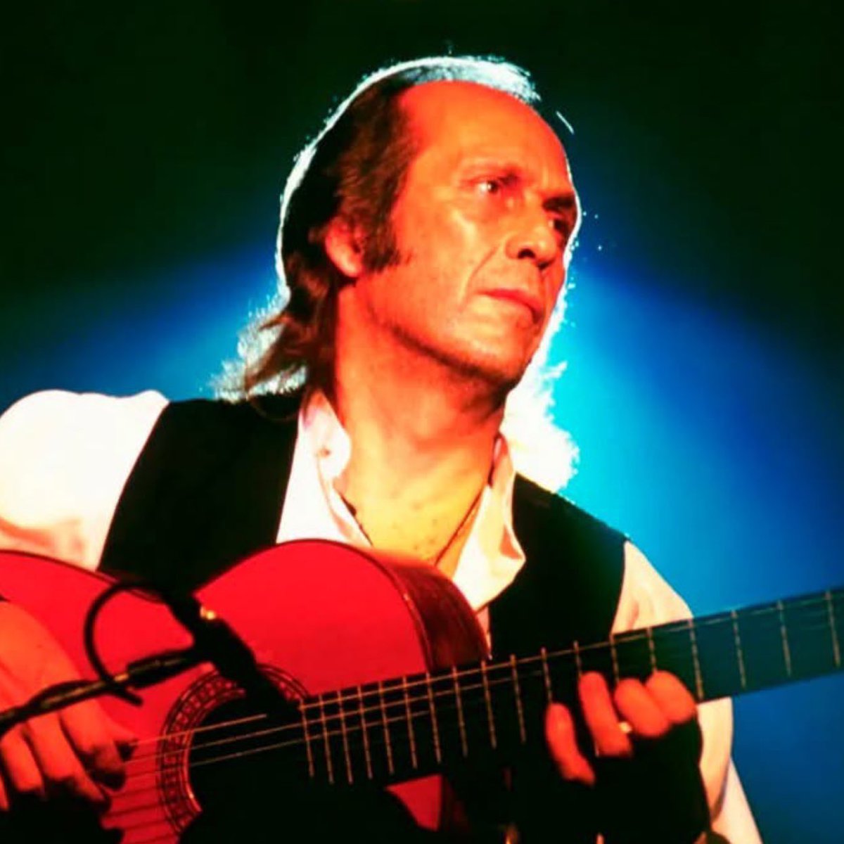 En su universo flamenco de seis cuerdas, la música fluía entre dos aguas, como un río en busca del mar de la emoción. Paco de Lucía, eterno.

#flamenco #guitarra #guitar #guitarraflamenca #flamencoguitar