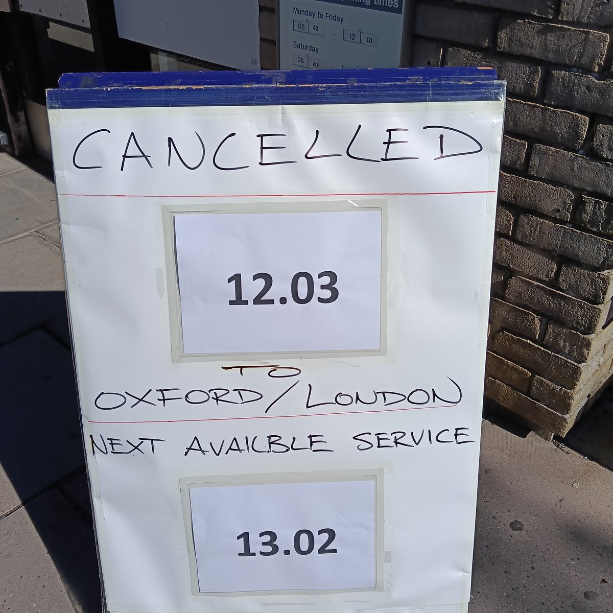 spring34161's tweet image. ロンドンから特急で1.5時間離れた村、コッツウォルズに宿泊し、昼ロンドンに戻り、パリに行くはずが、国鉄が信号機のトラブルで終日運休に。コッツウォルズから出られなくなってしまった。旅程変更にかかった費用、1晩で10万越え。#GWR#コッツウォルズ#イギリスの国鉄