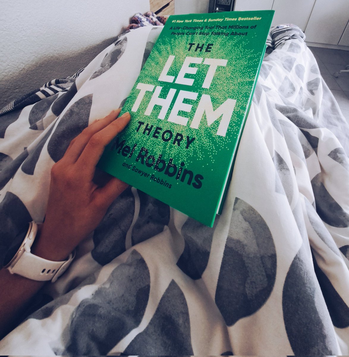 DesignPulse0's tweet image. What if one book could flip the switch on how you see life?

I just started reading Let Them Theory by Mel Robbins this weekend it’s already shifting the way I think. I’m ready to stop holding on so tightly, open my mind to new possibilities, and embrace creativity.