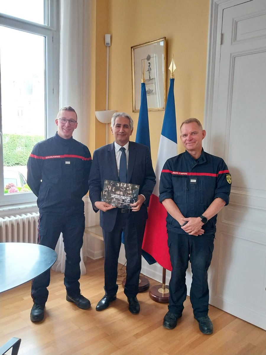 fdouhane's tweet photo. Un grand merci aux Sapeurs-Pompiers du Nord - SDIS 59 pour leur venue afin de me proposer le calendrier 🎉🚒. Je l’ai acheté avec plaisir : c’est un petit geste qui soutient leurs actions et leurs œuvres sociales. N’hésitez pas à en faire autant, c’est pour une belle cause ! https://t.co/IdWKRClMte