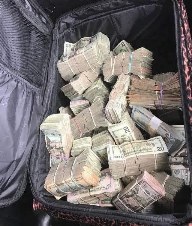 Matt_Pinner's tweet photo. You just left the airport and realized you took the wrong bag, what do you do? https://t.co/LnEUlOhkjH
