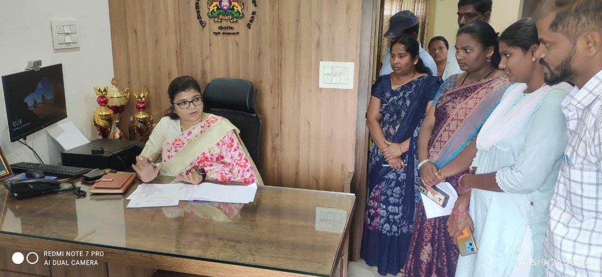 ಈ ದಿನ ಮಾನ್ಯ ಮುಖ್ಯ ಕಾರ್ಯನಿರ್ವಾಹಕ ಅಧಿಕಾರಿಗಳು ಗುಂಡ್ಲುಪೇಟೆ ತಾಲ್ಲೂಕಿನ ಮಂಗಲ ಗ್ರಾಂ ಪಂ ವ್ಯಾಪ್ತಿಯ ಆರೋಗ್ಯ ಕೇಂದ್ರಕ್ಕೆ ಭೇಟಿ ನೀಡಿ  ಪರಿಶೀಲಿಸಿದರು. ಹಾಗೂ ಘನ ತ್ಯಾಜ್ಯ ವಿಲೇವಾರಿ ಘಟಕ, ಜೆಜೆಎಂನ ಕಾಮಗಾರಿಯನ್ನು ಪರಿಶೀಲಿಸಿದರು. ನಂತರ ಗ್ರಾಮ ಪಂಚಾಯಿತಿಯಲ್ಲಿನ ದಾಖಲೆಗಳನ್ನು  ಪರಿಶೀಲಿಸಿದರು
#zpchamarajnagar 
#SBMG