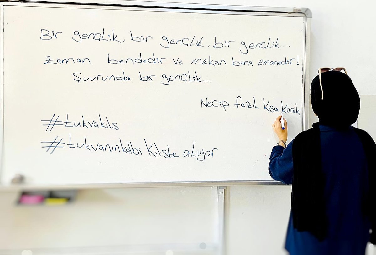 TugvaKilis's tweet photo. Necip Fazıl’ın işaret ettiği gençlik; zamanı heba etmeyen, emaneti yük bilmeyip şeref sayan, imanla yoğrulmuş ve idealleri uğruna mücadele eden bir gençliktir. Onların varlığı, geleceğe güven ve yarınlara umut taşır.

#tugvakilis
#tugvagenclik
#tugvaninkalbikilisteatıyor https://t.co/DNznrA66Ue