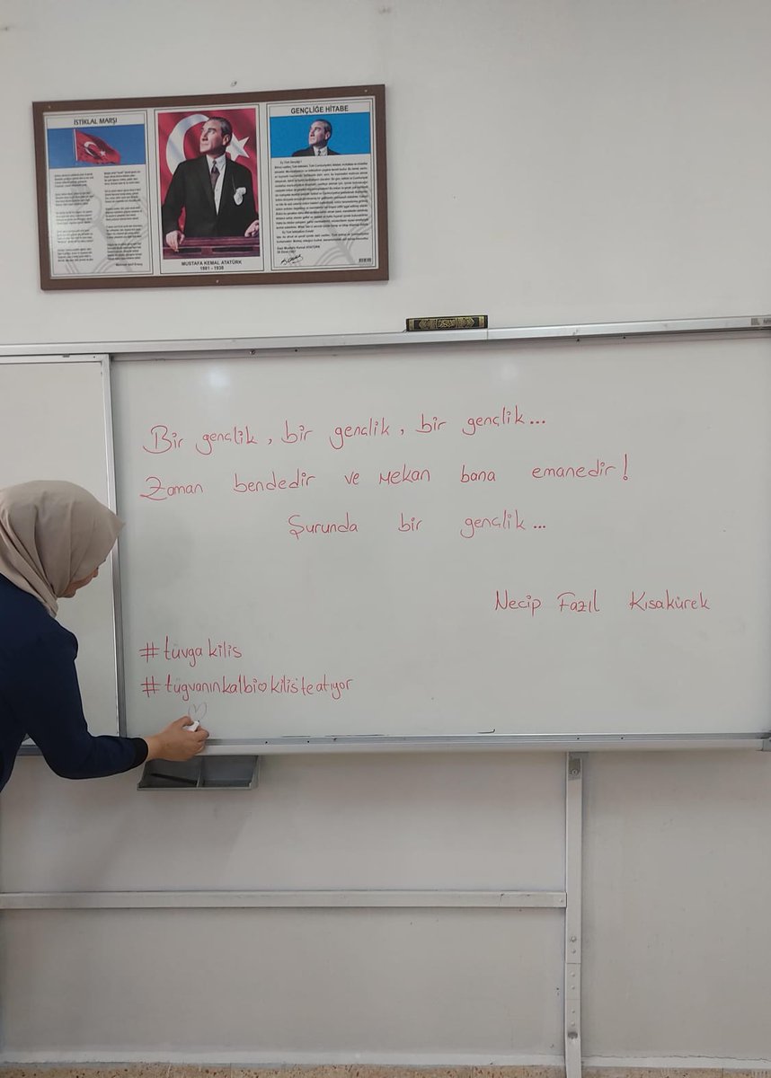 TugvaKilis's tweet photo. Necip Fazıl’ın işaret ettiği gençlik; zamanı heba etmeyen, emaneti yük bilmeyip şeref sayan, imanla yoğrulmuş ve idealleri uğruna mücadele eden bir gençliktir. Onların varlığı, geleceğe güven ve yarınlara umut taşır.

#tugvakilis
#tugvagenclik
#tugvaninkalbikilisteatıyor https://t.co/DNznrA66Ue