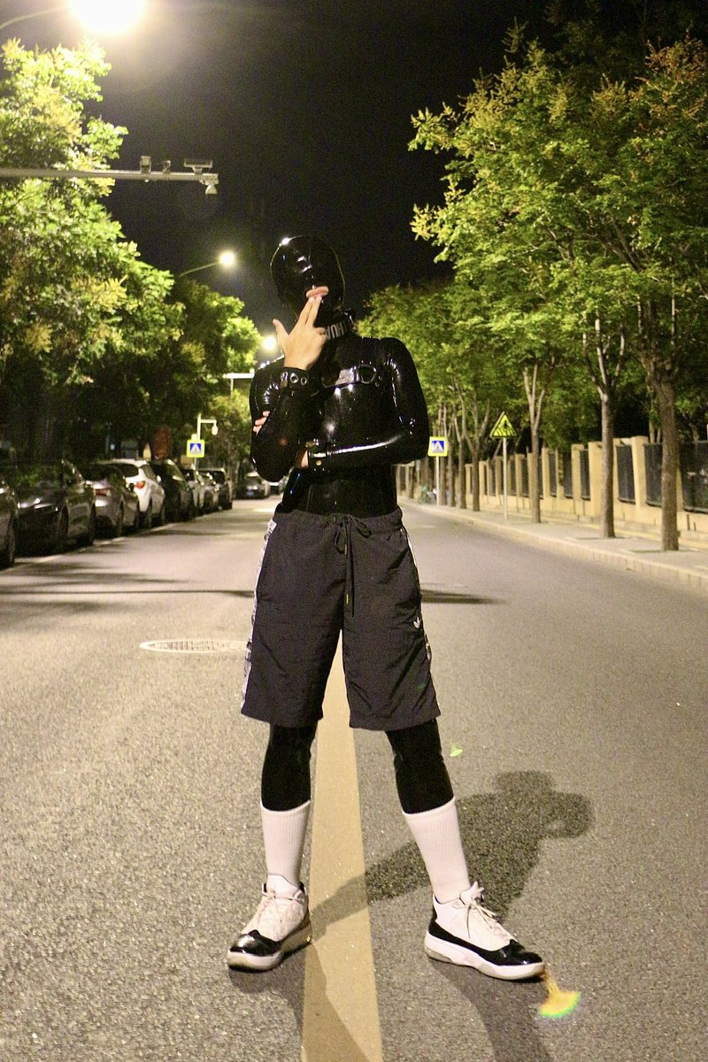 深夜街头神枪手