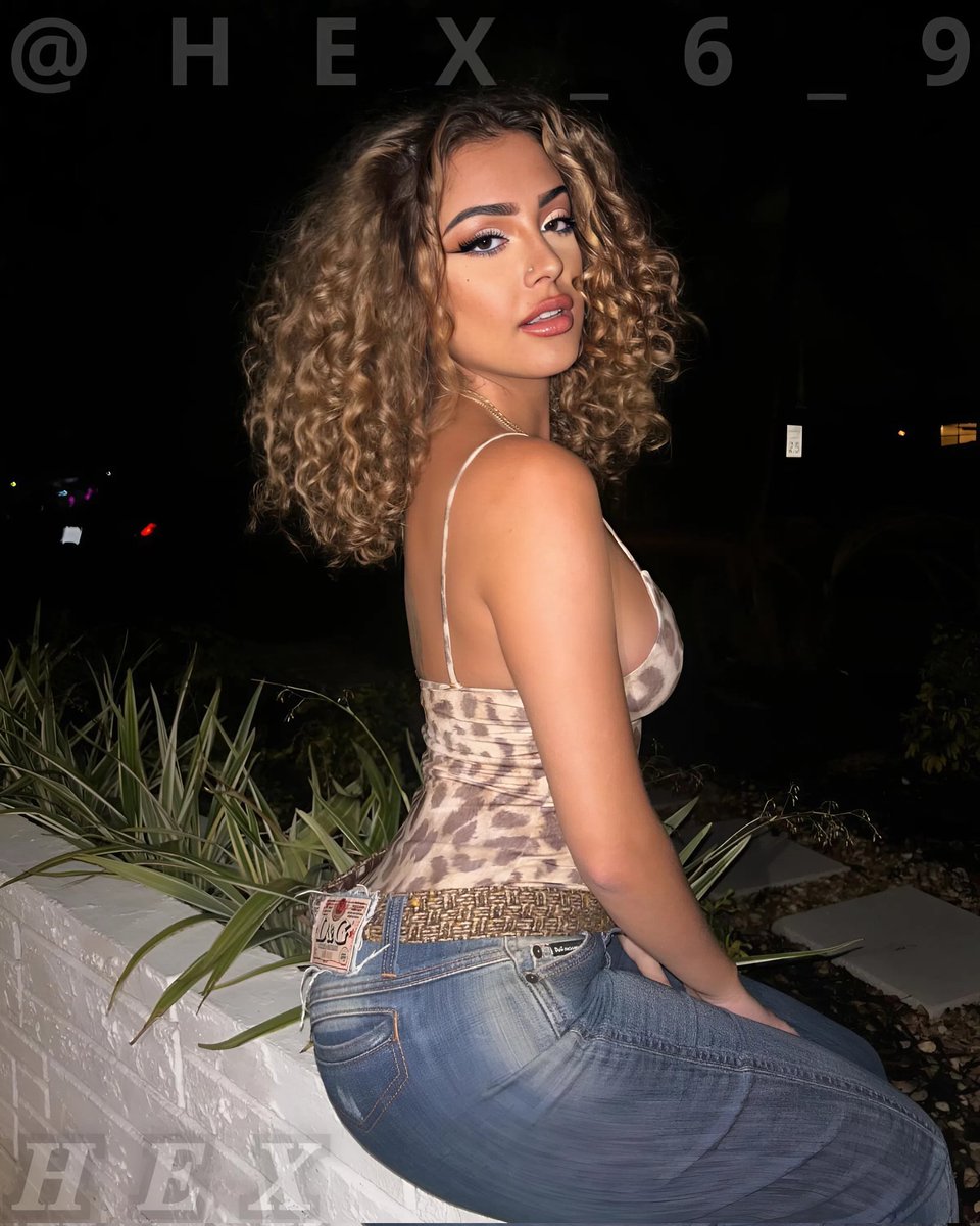اجمل جسم و اجمل صدر تبدا مسائك عليه كل ما تتامل في تفاصيل جسمها كل ما يزيد خضوعك لها 🍑🍒🔥